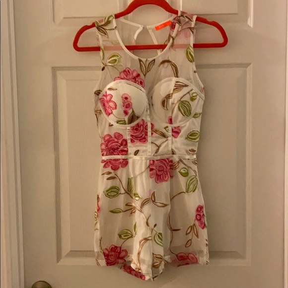 Banjul Pants - A white floral romper in excellent condition